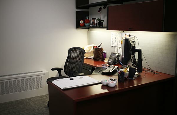 办公空间设计，棕色的办公桌