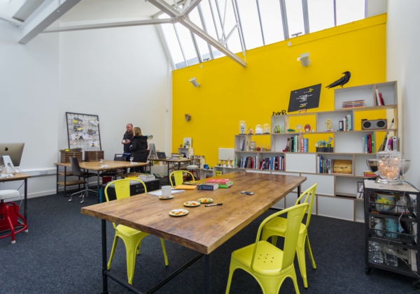 Γραφεία-make-a-κίτρινο-τοίχο-από-έμφασης
