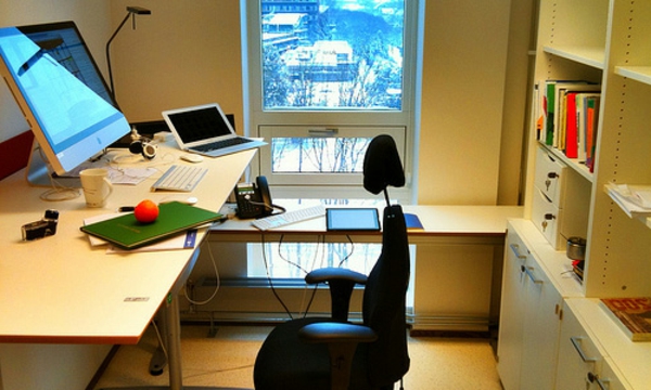 Γραφεία-make-μικρό-χώρο-και-όμορφα-αναπηρική καρέκλα