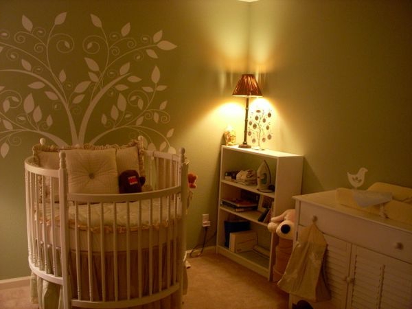 बेबी-बेड-इन-द बेडरूम-के साथ-सरल-प्रकाश-आधुनिक दीवार डिजाइन