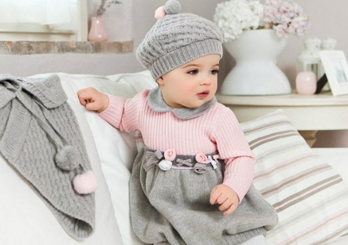 婴儿衣服帽子在灰色