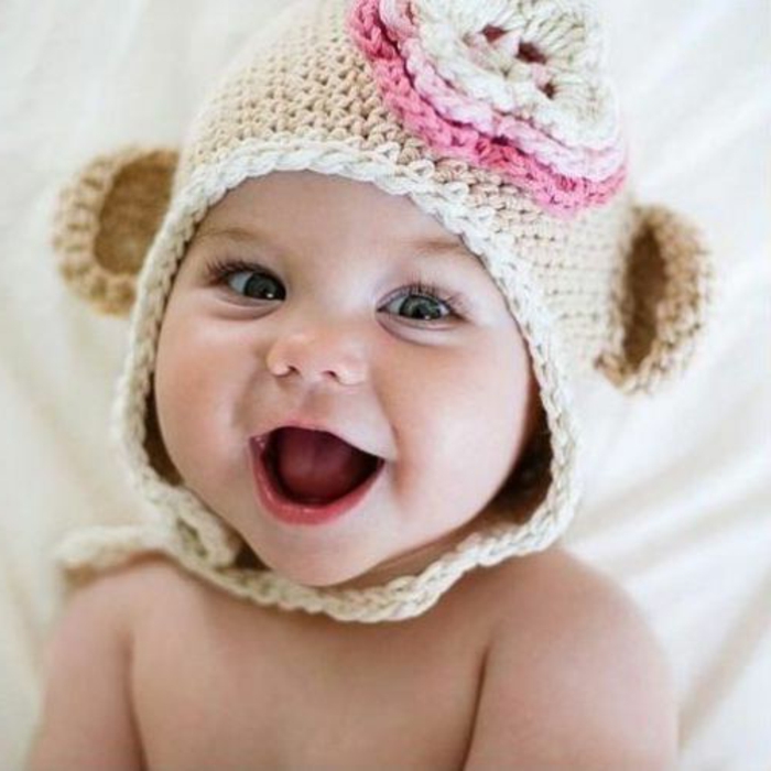 婴儿衣服微笑的孩子
