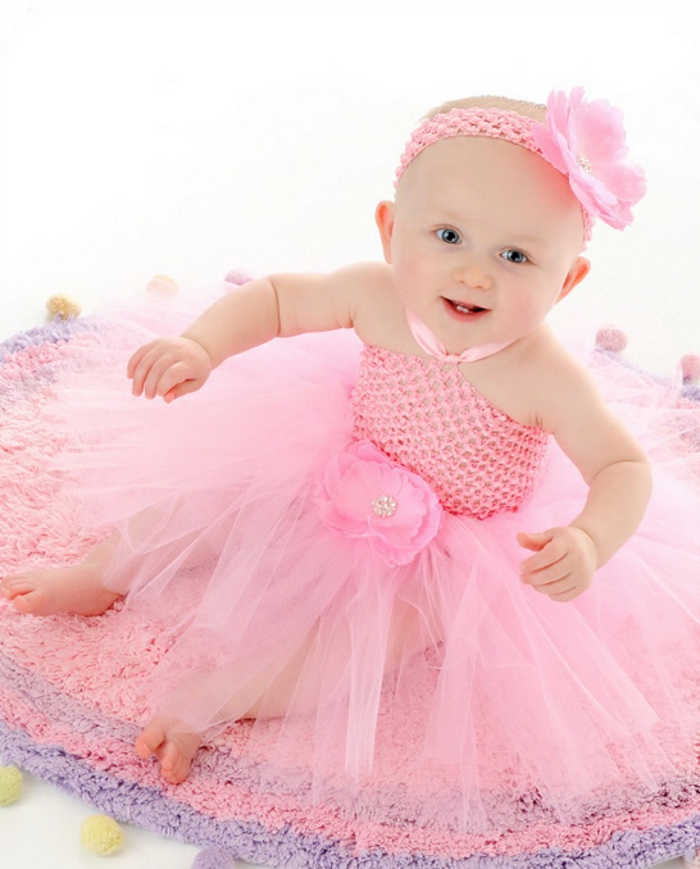 婴儿服装，玫瑰色模型的礼服