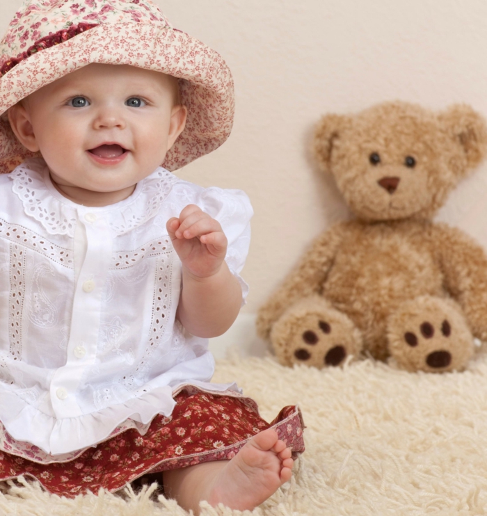 婴儿衣服泰迪熊和帽子