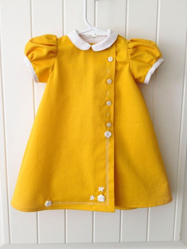 婴儿衣服和黄色的礼服，时尚设计，现代装扮夏装黄色礼服