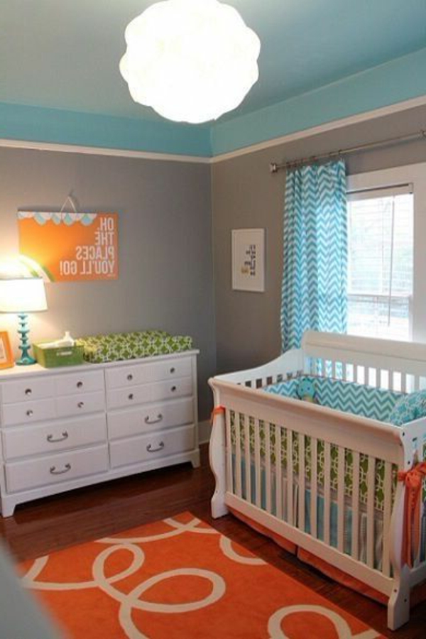 橙色和蓝色的婴儿室