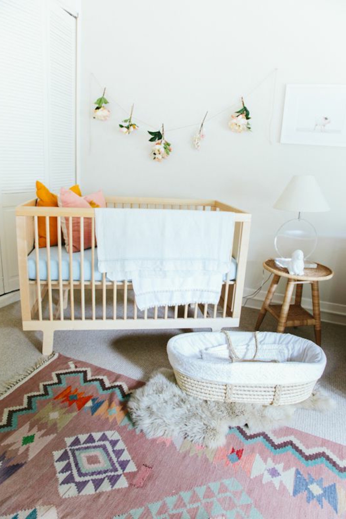 babyroom-muotoilu värikäs matto