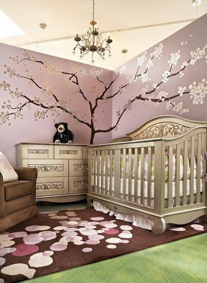babyroom-suunnittelu-violetti-tapetti-with-puiden bemalung
