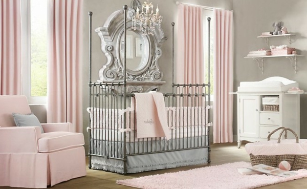 豪华镜子和玫瑰色镜子在婴儿房