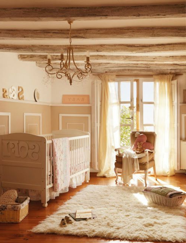 pehmeä maton kattokruunu ja puiset laudat seinällä mukavan vauvan huoneen suunnitteluun