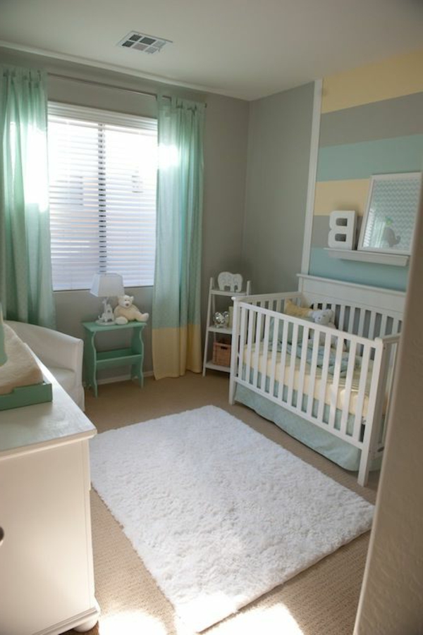 绿松石和灰色的颜色为一个小婴儿房