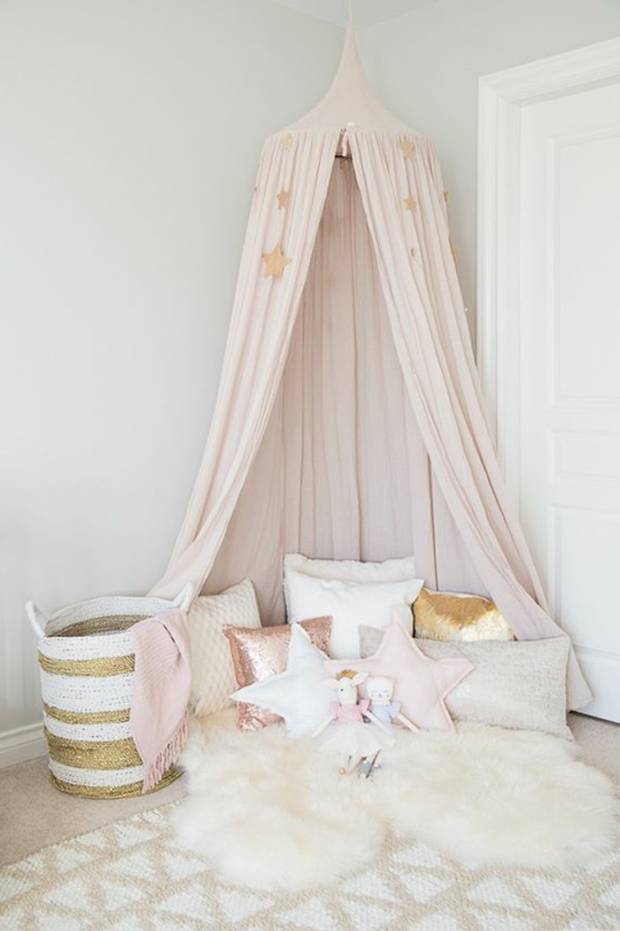 gyerekek szoba dekoráció színes párnák aranyszínű rózsaszín fehér cuddly szőnyeg játszótér a szobában