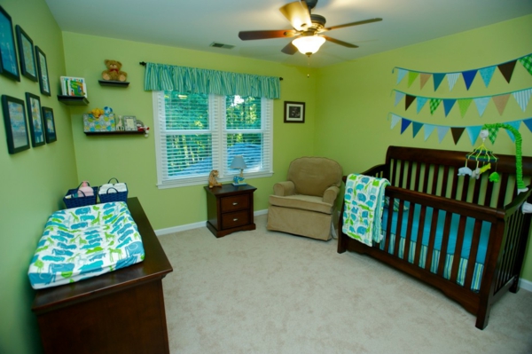 babyroom-млад дърво-кафяв креватче-зелени стени