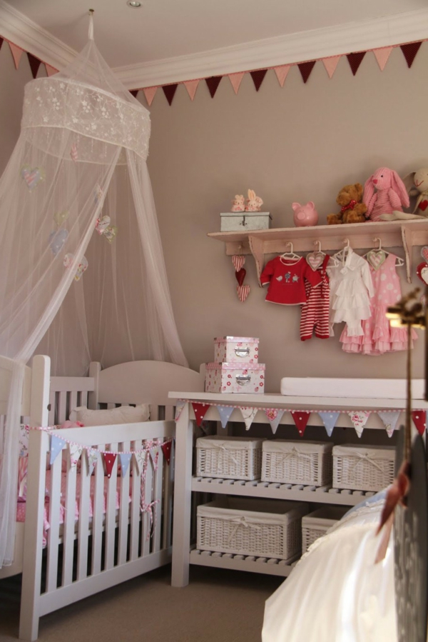 婴儿房的衣架和透明窗帘的衣架床