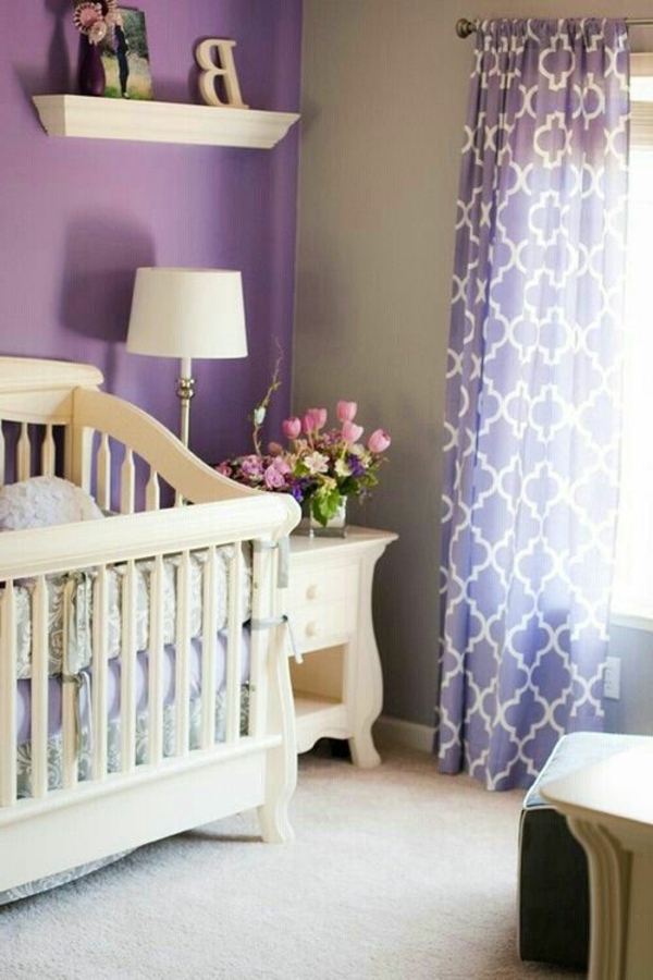 紫色的窗帘和紫色的墙壁涂料在托儿所