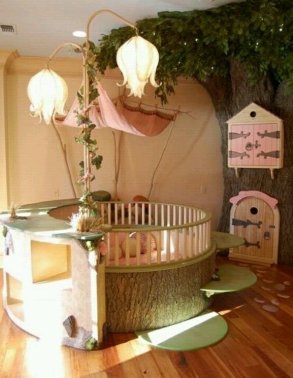 婴儿室的落地灯和圆床