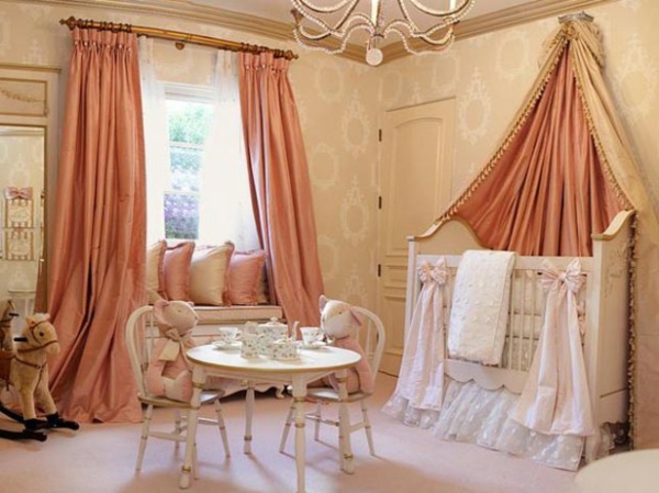 有趣的床设计和窗帘桃色的苗圃