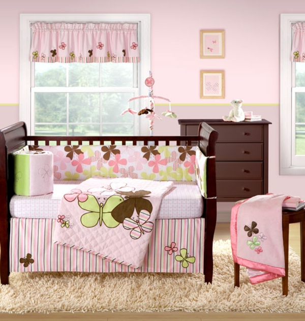 木制橱柜和玫瑰色的婴儿房
