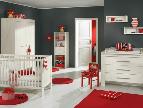 婴儿室的红色白色和灰色的颜色