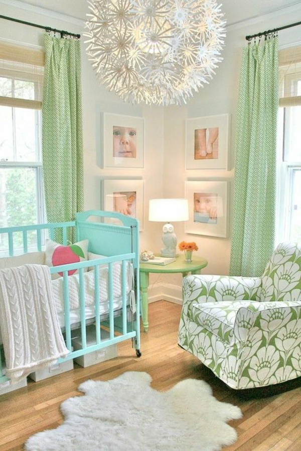 大吊灯和婴儿房新鲜明亮的色彩