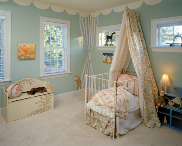 大窗帘和明亮的颜色在婴儿室