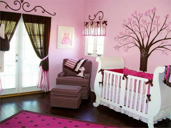 在玫瑰色婴儿房间的墙上绘画的树