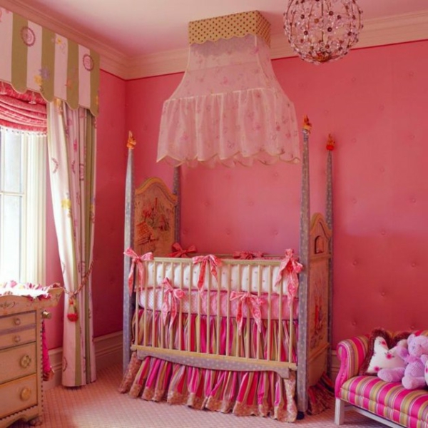 漂亮的吊灯和仙客来颜色的婴儿室