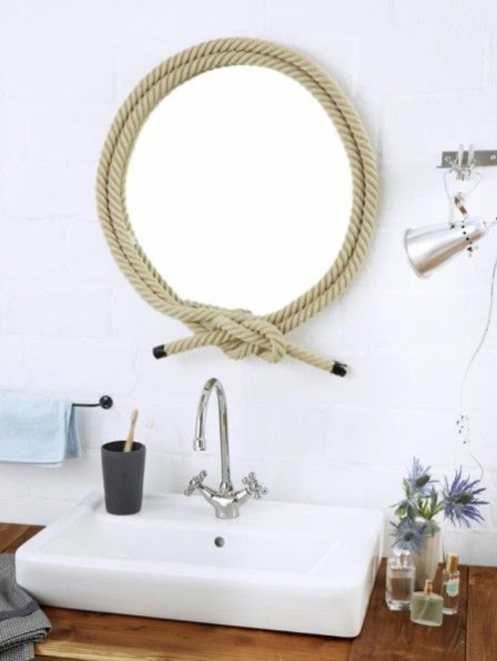 Kylpyhuoneen deco itsessään tekee pyöreää peiliä joustinnauhalla umwinckeln