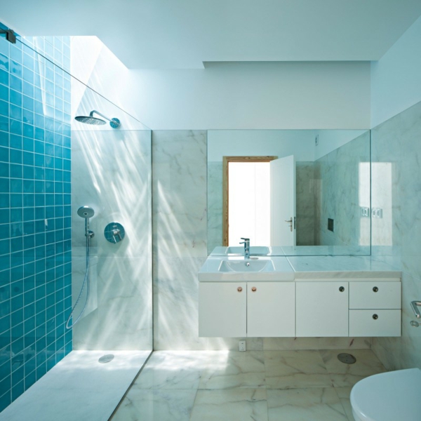 ιδέες κεραμιδιών μπάνιου μπλε καμπίνα ντους, καθρέφτη στον τοίχο, πρωτότυπες ιδέες κεραμιδιών μπάνιου