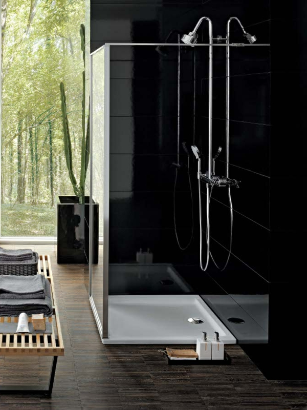 cubículo verde de la planta y de la ducha en negro en diseño del cuarto de baño de lujo