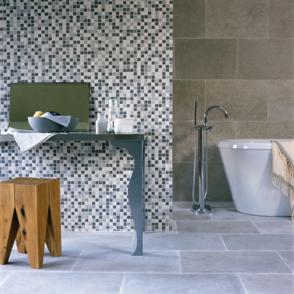 浴缸与马赛克瓷砖典雅的浴缸