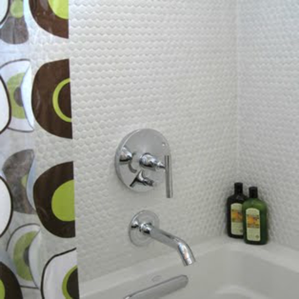 浴缸与马赛克瓷砖 - 有趣的浴缸白色