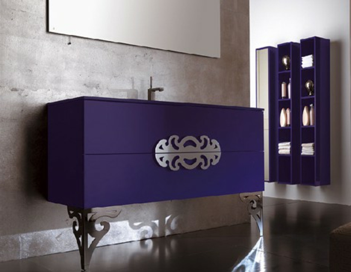 kylpyhuonekalusteet-ideoita-violetti-kaappi