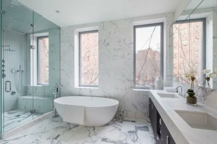 kylpyhuonekalusteet-ideoita moderni-kylpyamme-monta ikkunaa