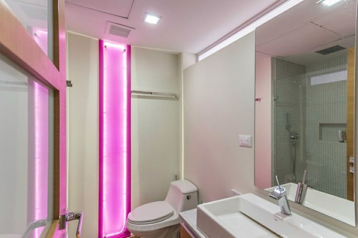 kylpyhuonekalusteet-ideoita-ruusuinen-valaistus