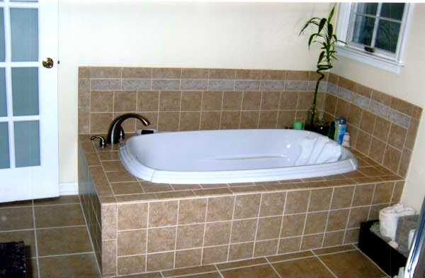 浴缸 - 瓷砖 - 米色 - 白色浴缸 - 内置