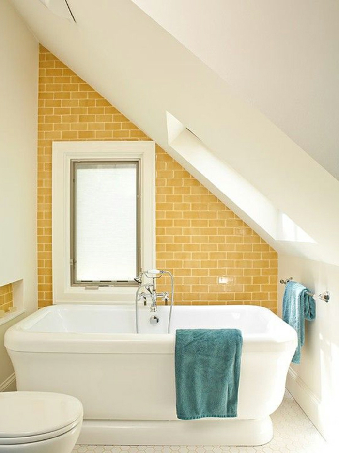 bañera-inclinada-amarilla-pared-como-acento