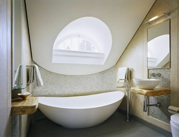 bañera-pendiente-hermosa-ventana-con-forma interesante