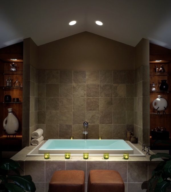 μπάνιο με μπανιέρα και φωτιστικά οροφής