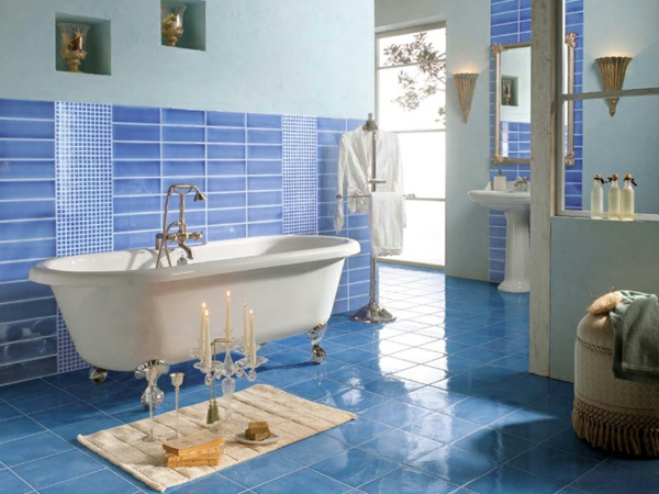 kylpyhuone sininen laatta-bathtub- irrallaan