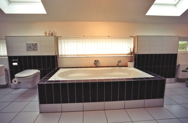 浴室 - collstede-zetel-oldenburg浴缸 - 现代照明