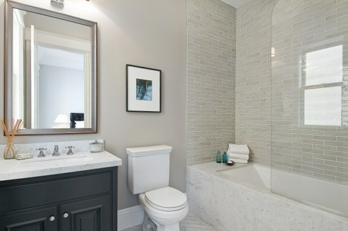 baño de azulejos-underline-en-gris color