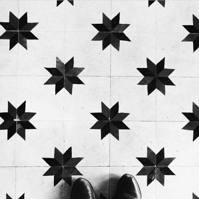 baño de azulejos-underline estrellas con-negro-