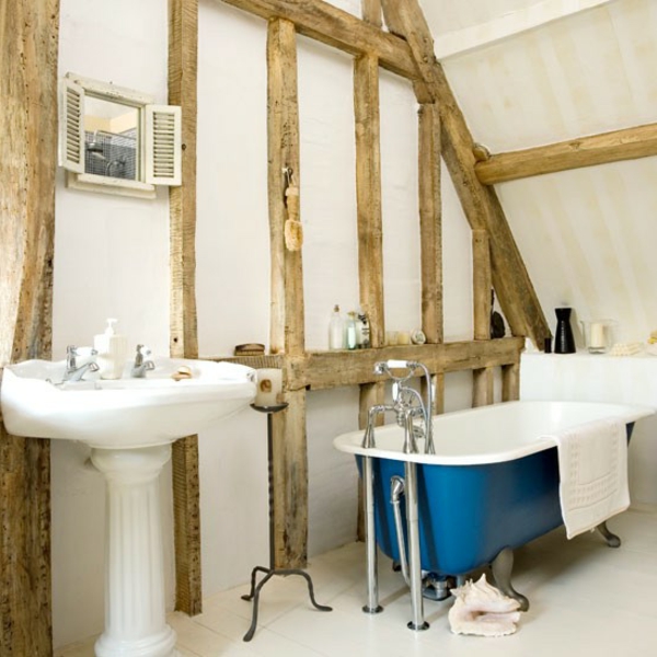 浴室在乡村风格的蓝色独立浴缸和木板
