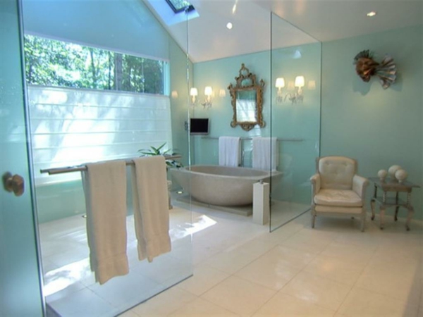 kylpyhuone sisustus siniset seinät ja lattialaatat valkoisella