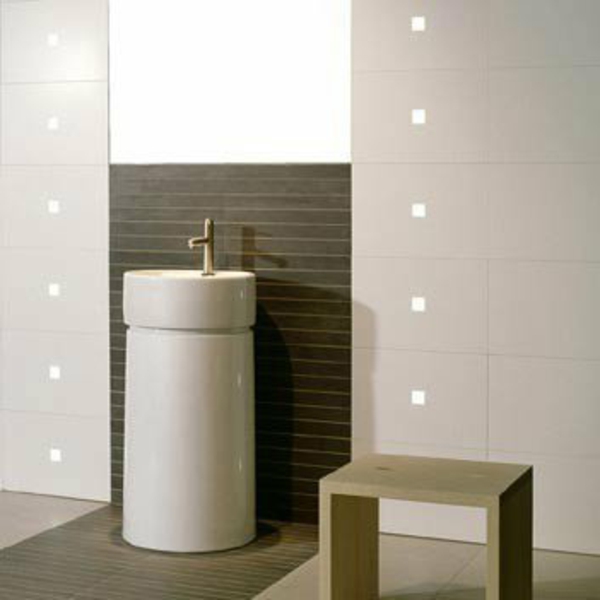 एलईडी टाइल प्रकाश दीवार उच्चारण और एक सफेद सिंक के साथ बाथरूम