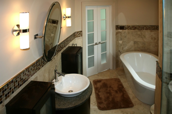 kylpyhuone-with-moderni-laatat-ausstatten- pyöreä peili