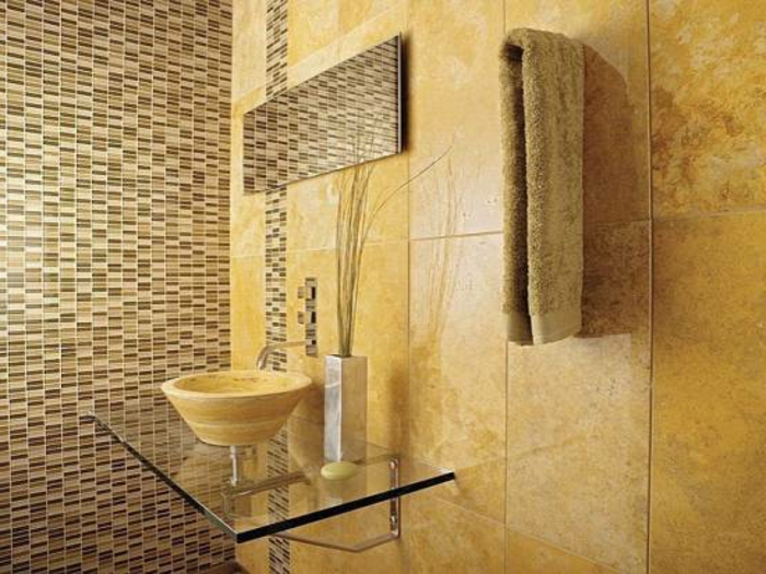 浴室，与镶嵌金色的配色方案