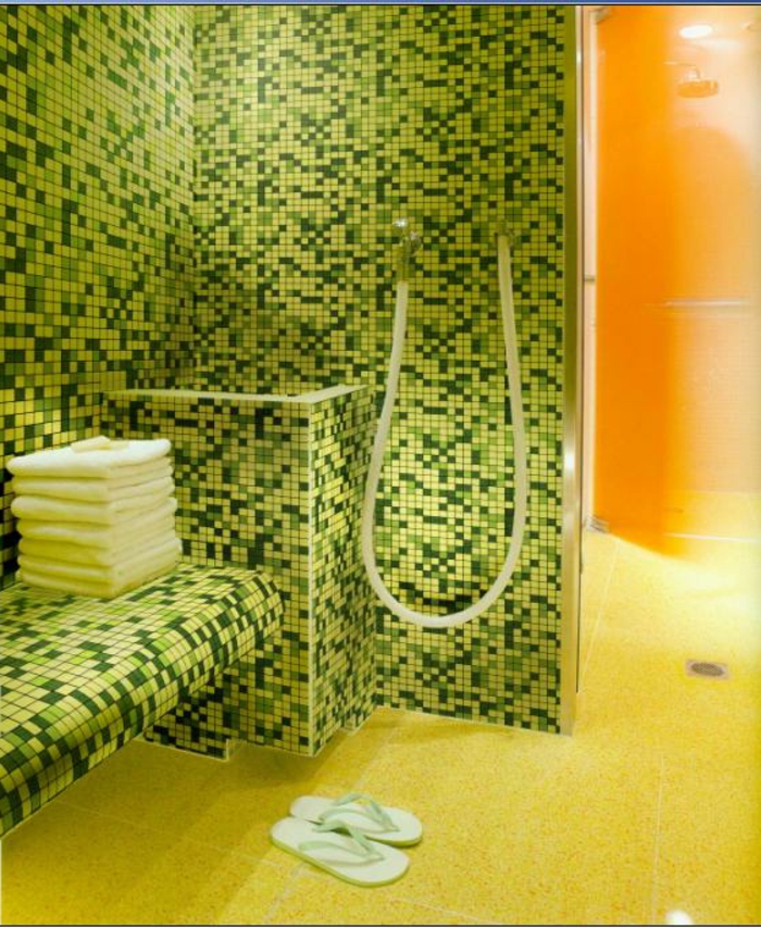 浴室，用马赛克绿色橙色和黄色