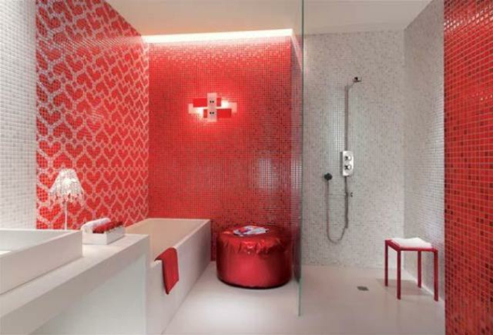 浴室，用马赛克红色墙壁超调